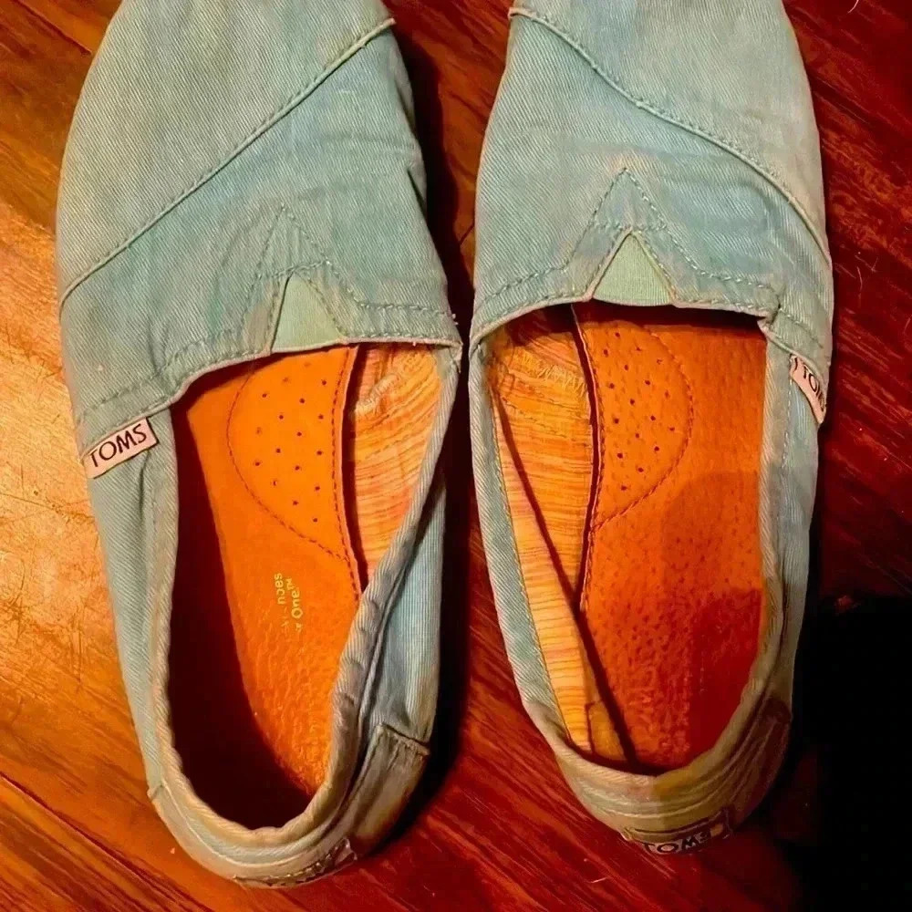 Tom’s Shoes - Picture 3 of 3